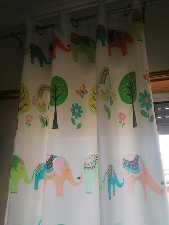 Par de cortinas de criança usadas