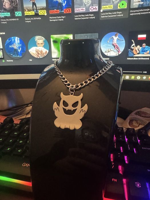 White 2115 duszek chain