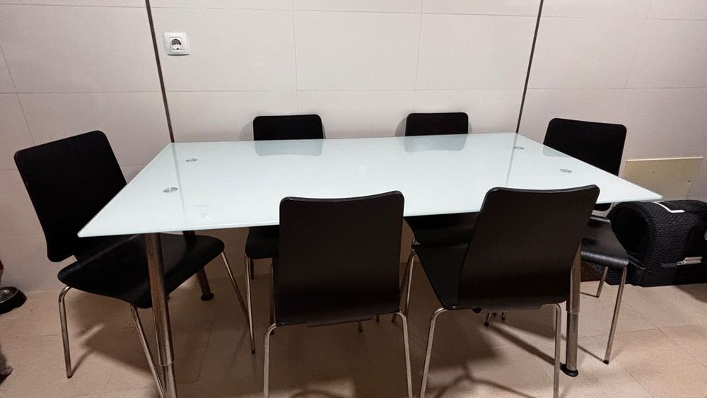 Mesa de Cozinha + 6 Cadeiras — Excelente Oportunidade!