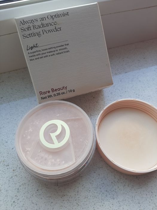 Rare Beauty puder rozswietlajacy