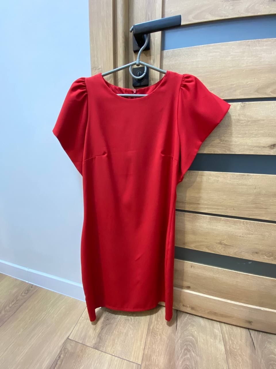 червона сукня з волнистим рукавом