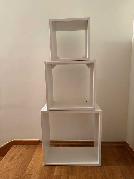 Zestaw trzech białych półek ściennych