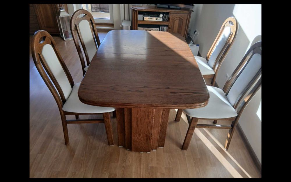 Stół drewniany rozkładany z krzesłami