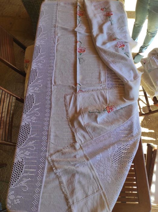 Toalhas, colchas e almofadas de linho rendadas à mão