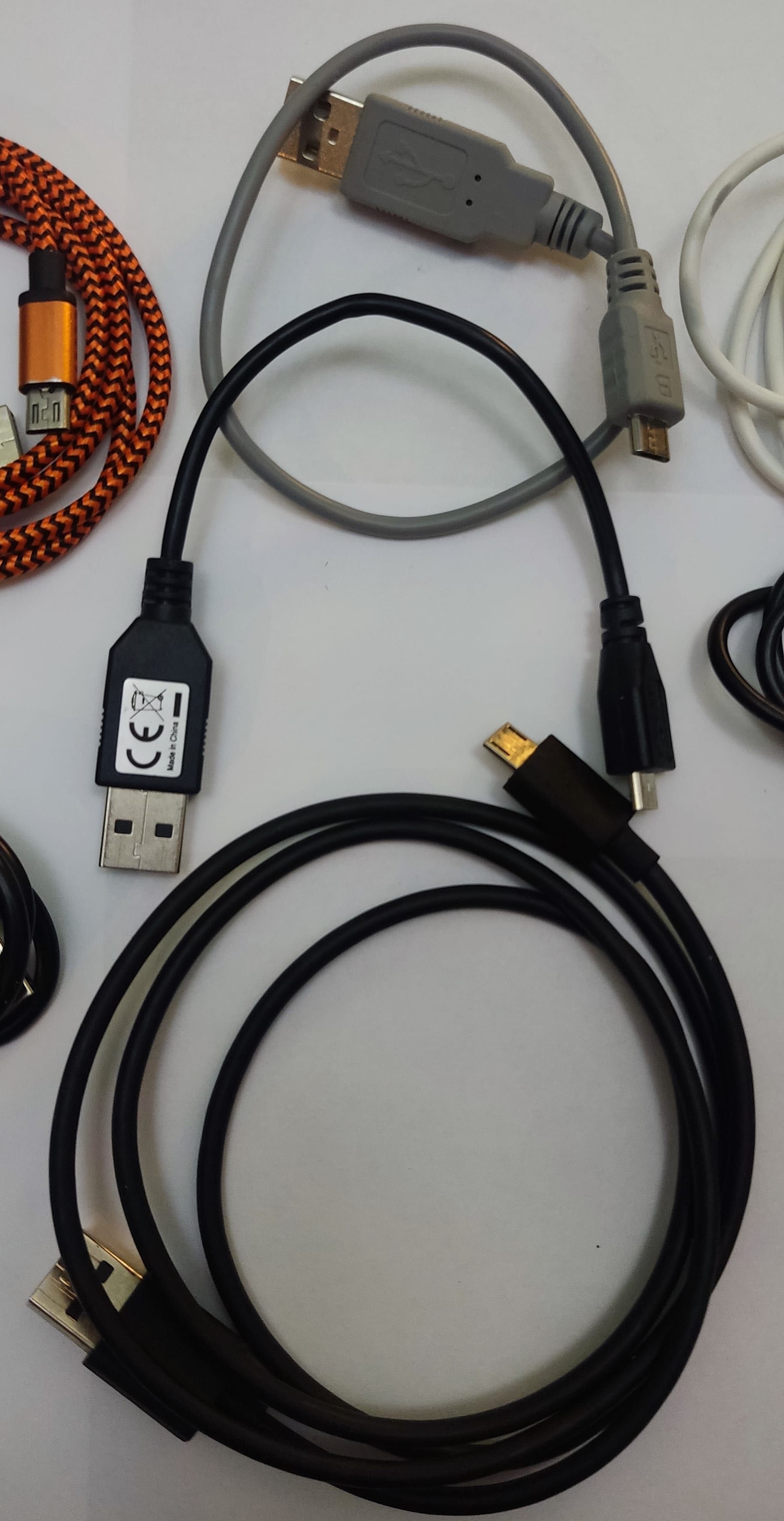 Cabos micro e mini USB variados para telemóvel