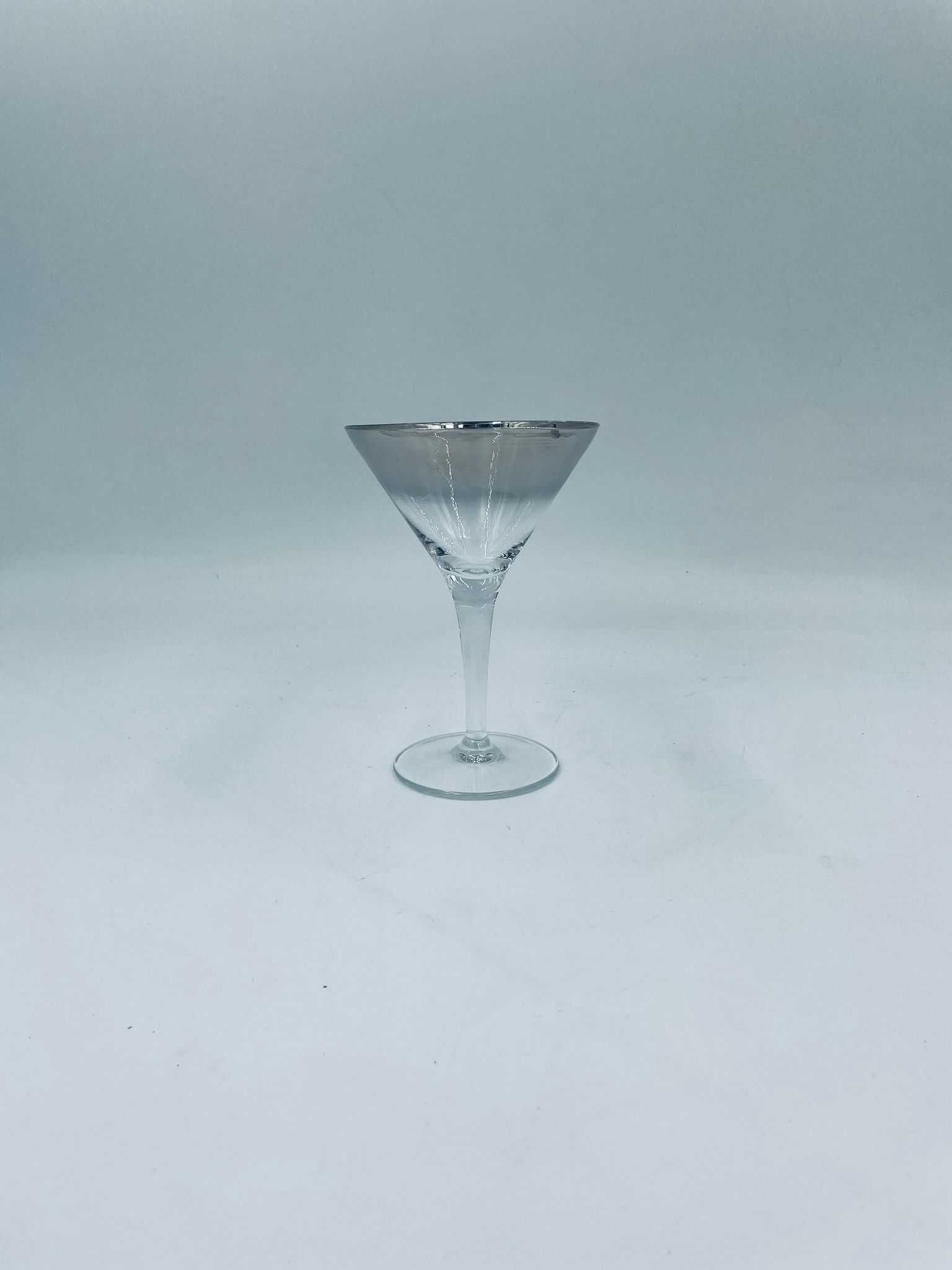 Kieliszek do Martini z srebrzonym dymionym rantem