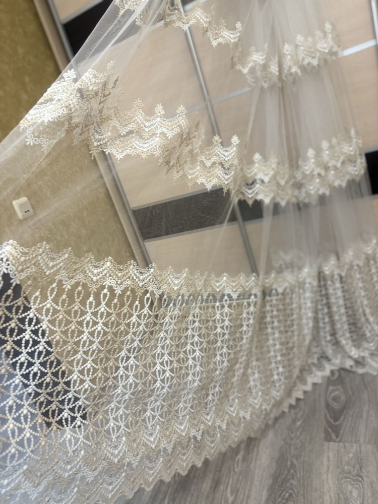 Нова тюль біла з золотом 4.50 ширина.