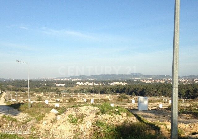 Terreno para construção de moradia de R/C e 1º andar na Quinta do Cond