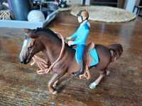 Figurka Schleich koń z jeźdźcem, ogłowiem i siodłem