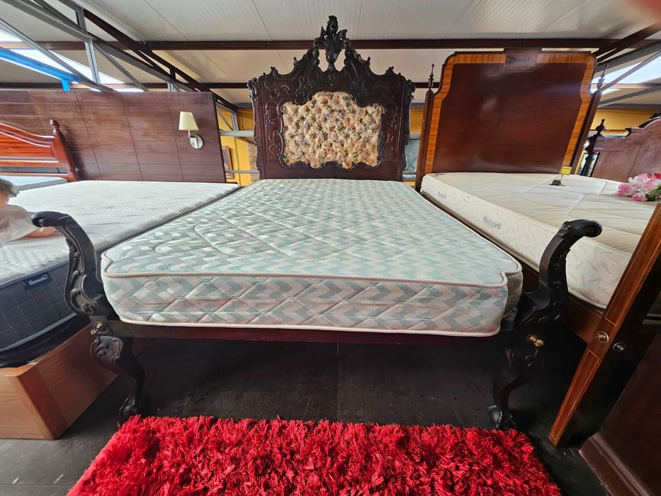 Cama antiga com estrado e colchão - Bom estado geral