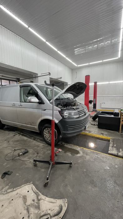 Бокс на два заїзди з ямою і підйомником.