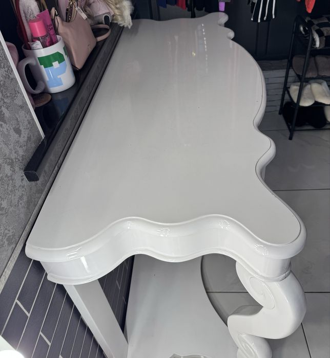 Деревяный глянцевый стол