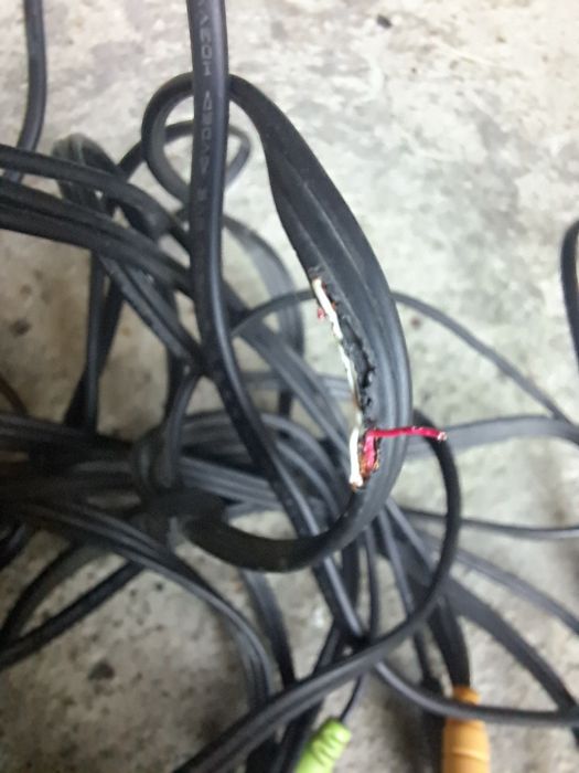 Kable do głośników. Znalezione w garażu, nadgryzione zębem czasu.