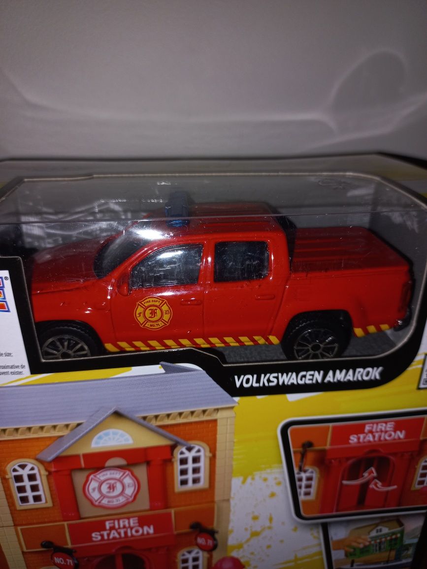 Bburago remiza strażacka + auto Volkswagen Amarok,skala 1:43