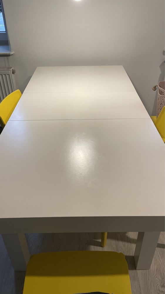 Stol i żółte krzesła z Ikea.