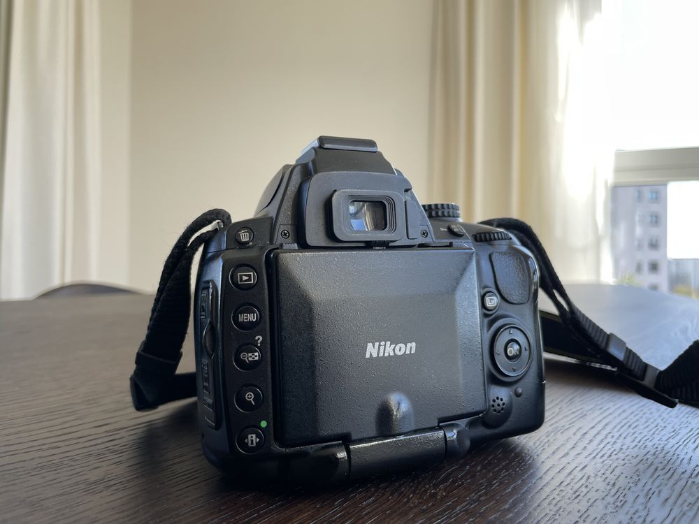 Nikon D5000 + obiektyw 18-55 mm + akcesoria