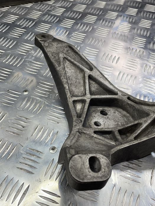 Лапа двигуна права BMW E39 Код:1062