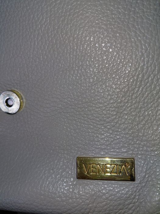 Skórzana szara torebka Venezia listonoszka złote dodatki