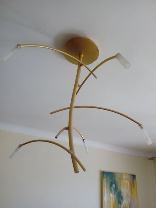 candeeiro de teto dourado