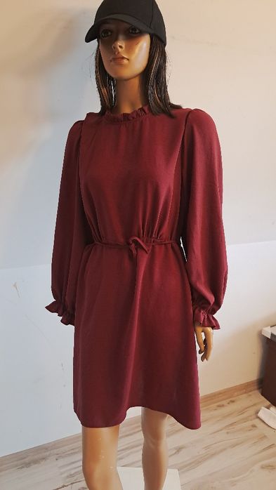 Bordowa sukienka z falbankami