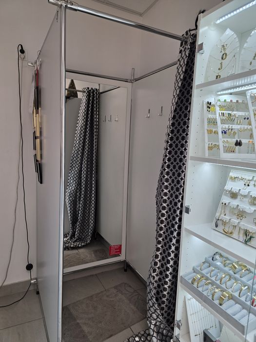 Akcesoria do sklepu, przymierzalnia, wystwki, gabloty sklepowe, regały