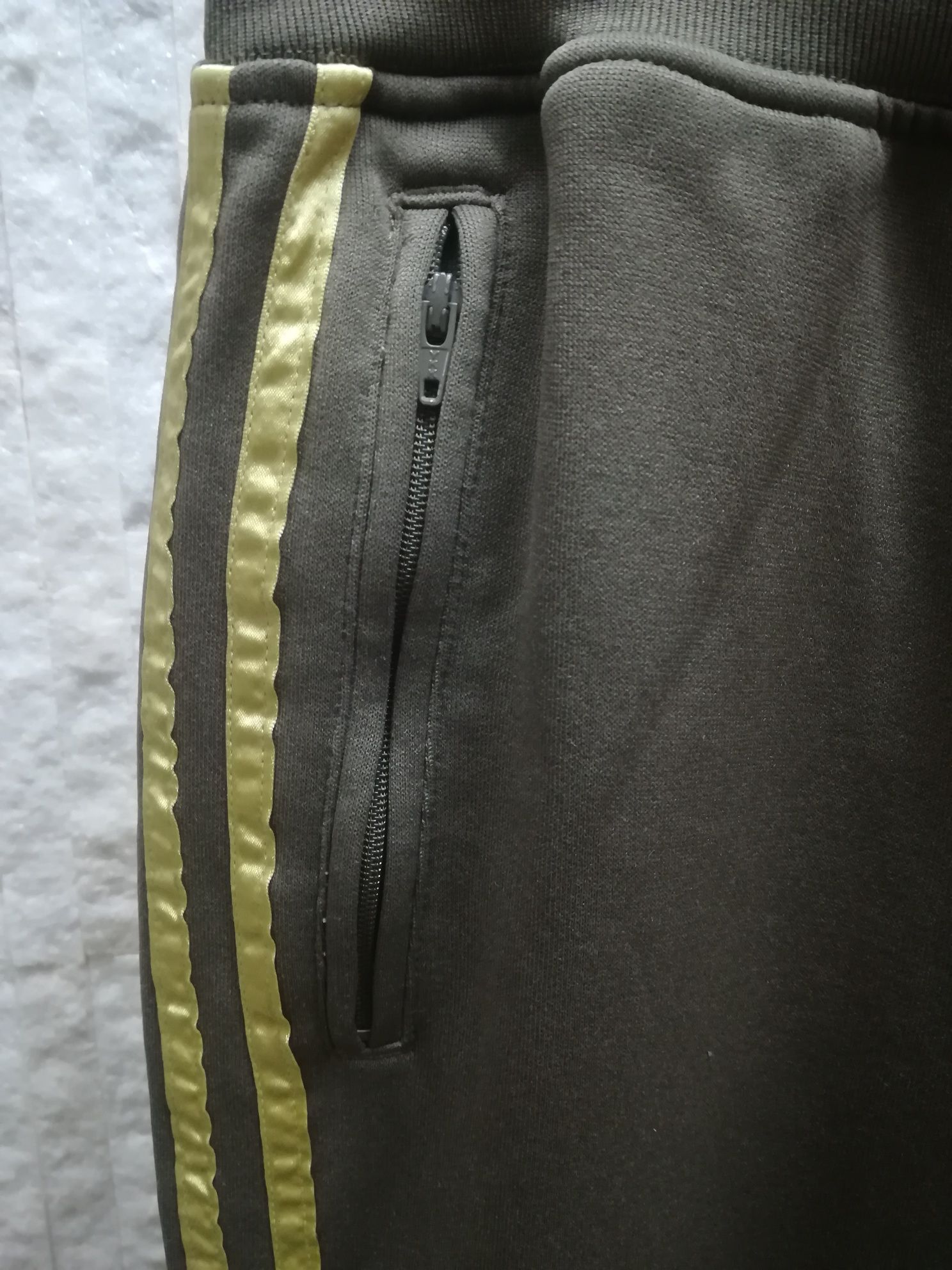 Spodnie dresowe adidas khaki r. S/M