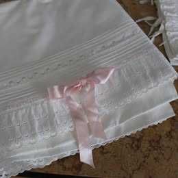 Antigo lençol  de casal bordado em linho com duas fronhas