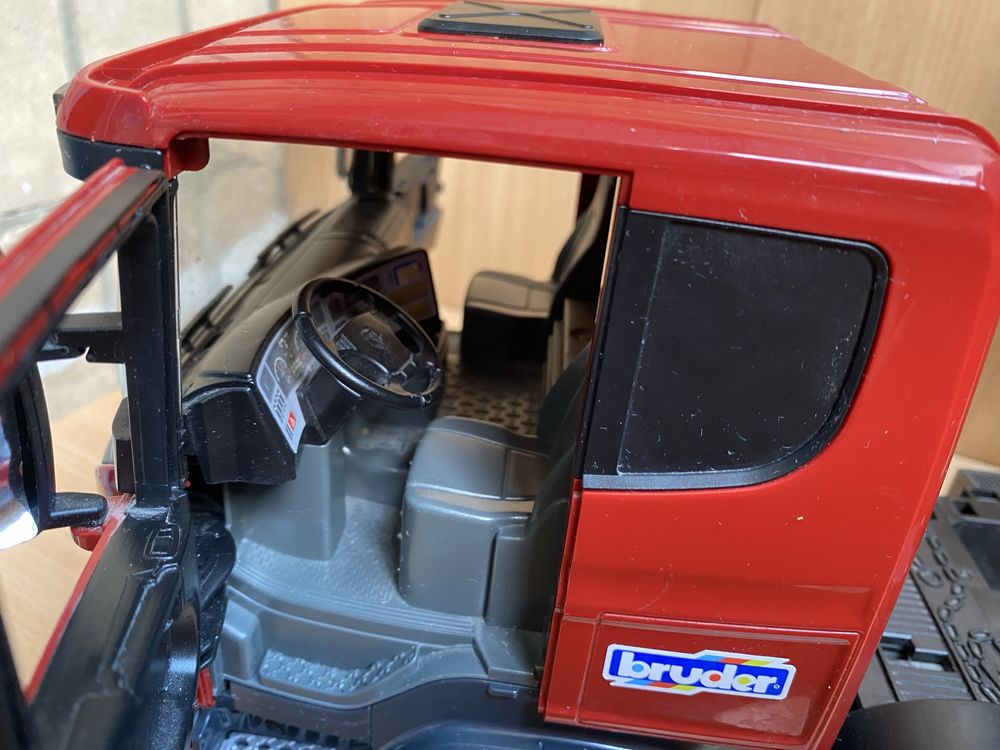 Самосвал Bruder Scania