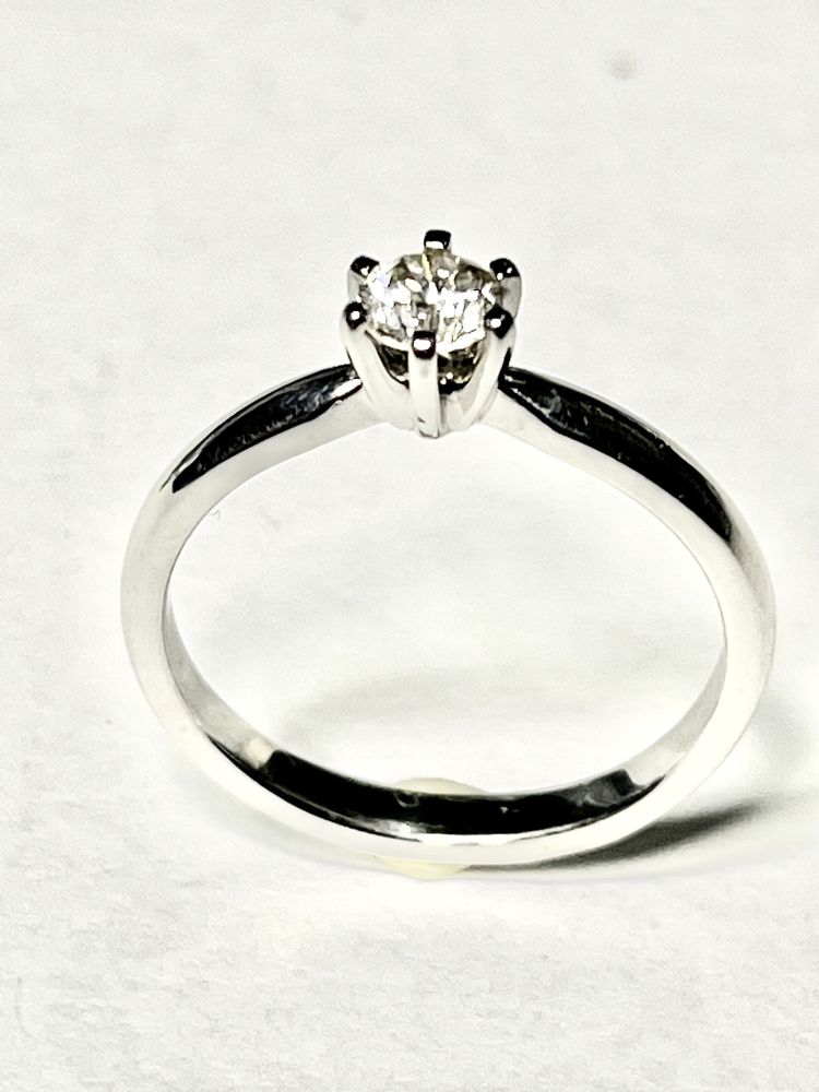 Золотое кольцо с бриллиантом.