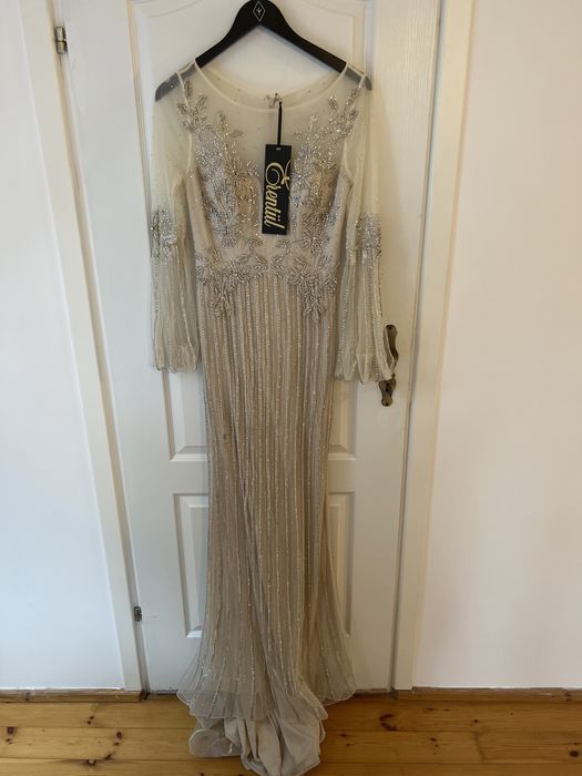 Zjawiskowa suknia ręcznie wyszywana