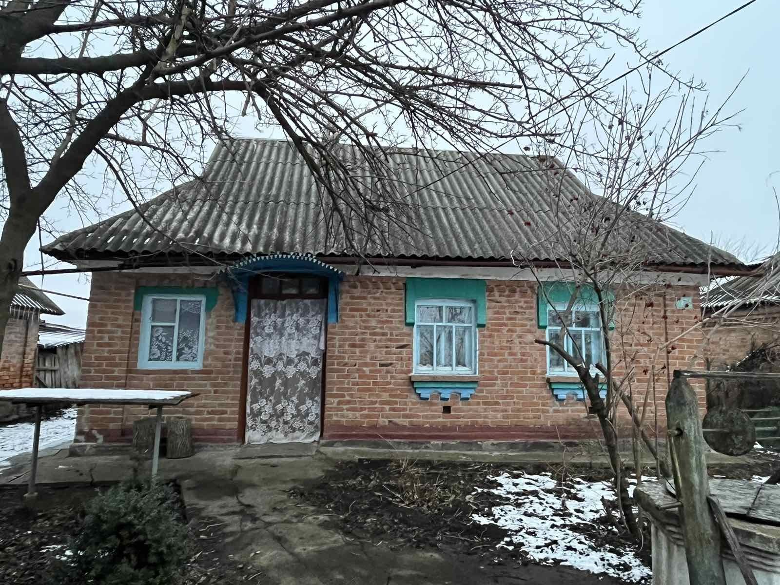Продам житловий будинок з земельною ділянкою в селі Малі Крушлинці