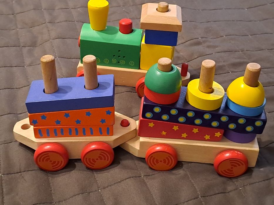 Pociąg drewniany z wagonami