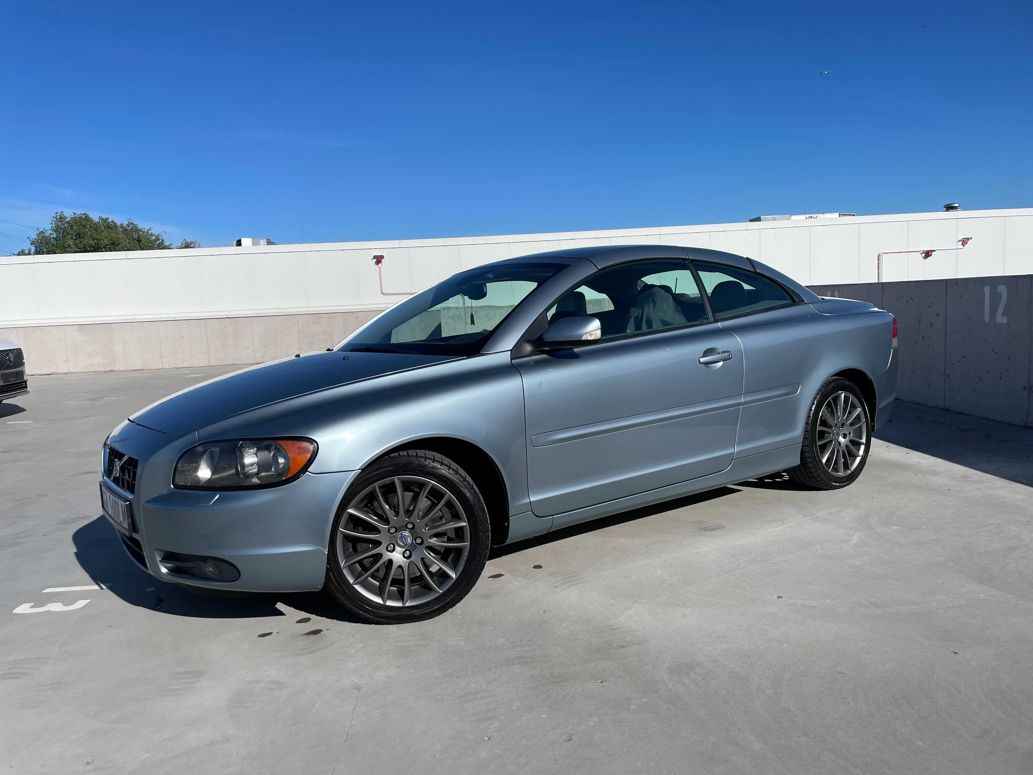 Volvo C70 T5 2.5T z manualną skrzynią biegów.