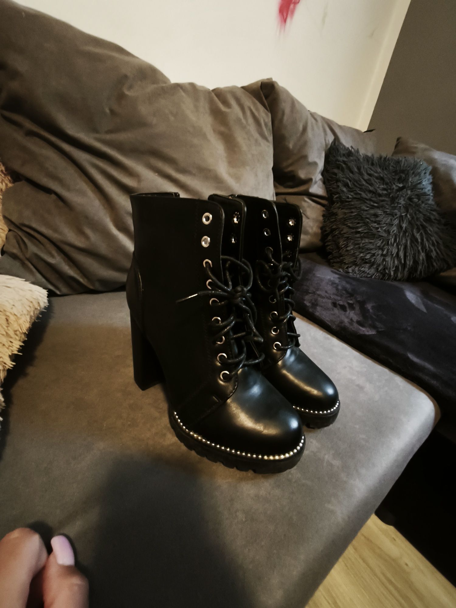 Buty czarne na słupku