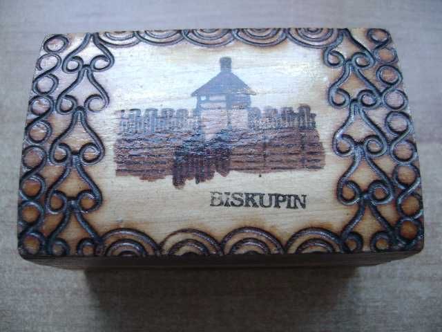 Starocie z PRL - Biskupin = Szkatułka drewniana miniaturowa