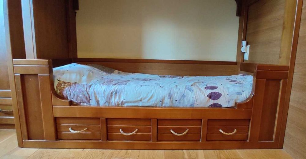 Двоповерхове ліжко. Дерев'яні сходи. Двох'ярусне ліжко, дерев'яне.