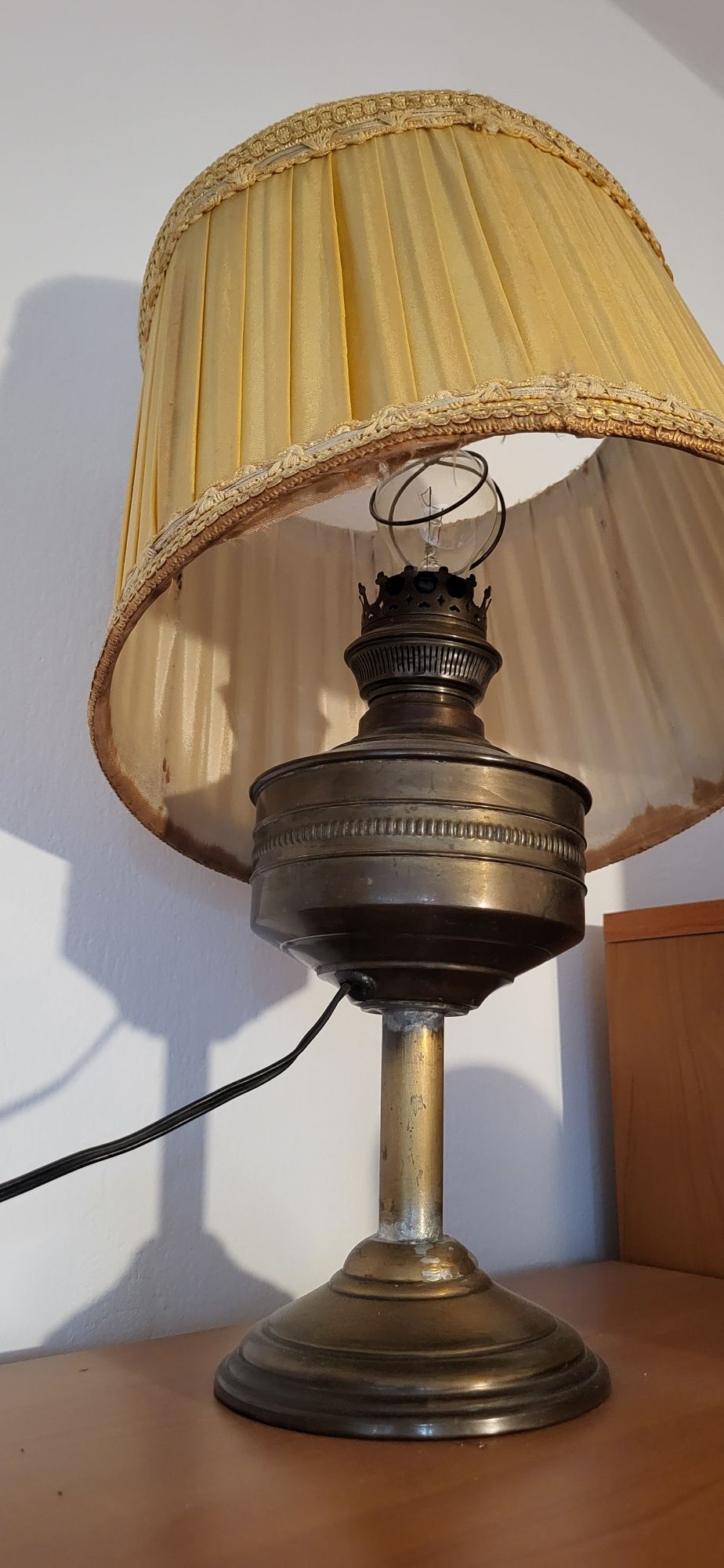 Lampa z mosiądzu z kloszem