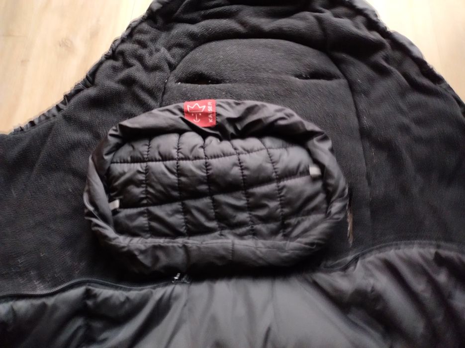 Czarny uniwersalny zimowy śpiworek do wózka Kaiser