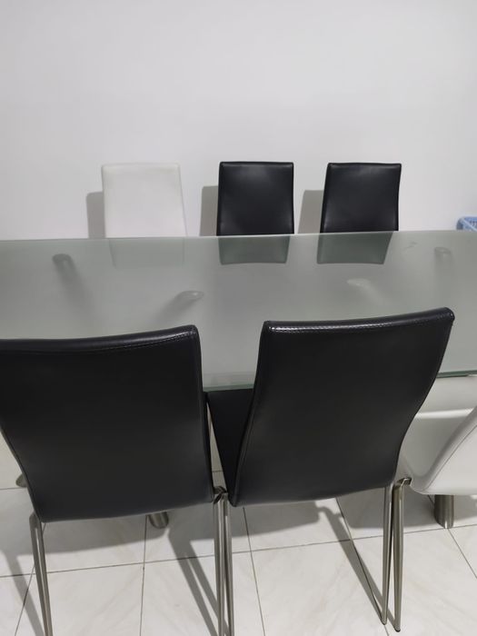 Mesa de jantar e cadeiras