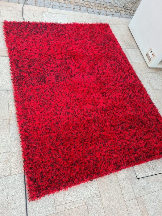 Tapete de pêlo vermelho e preto média
