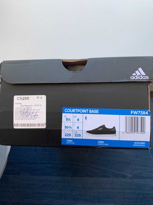 Продам женские кроссовки Adidas Courtpoint Base