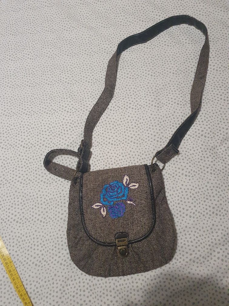 Mala Castanha com flor azul. Praticamente nova. Tiracolo.