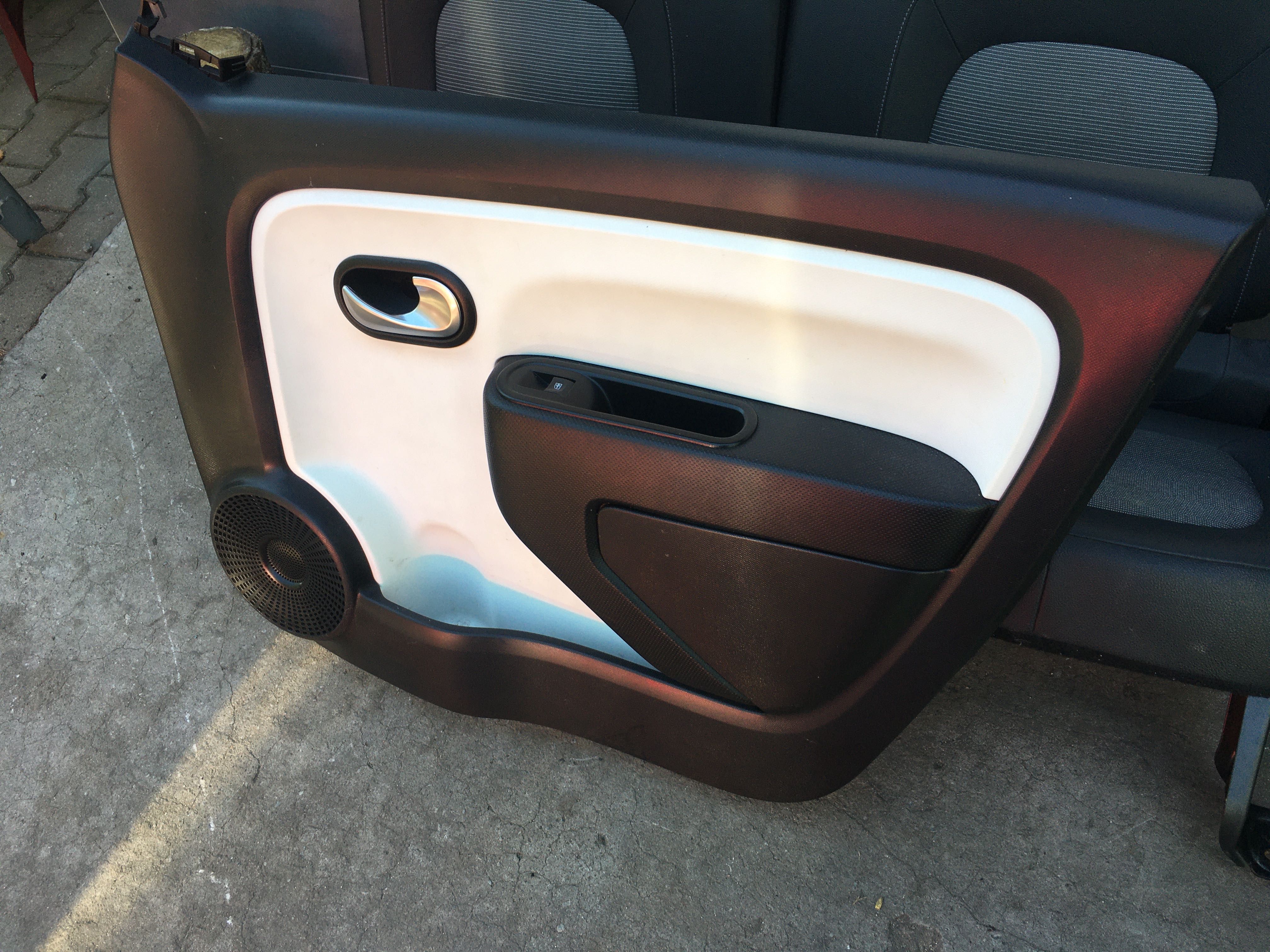 Tapicerka drzwi boczek prawy przedni  Renault Twingo III