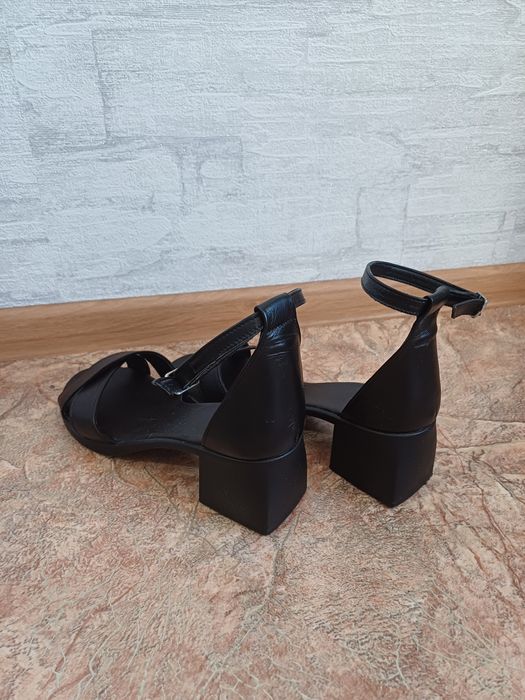 Жіночі шкіряні босоніжки