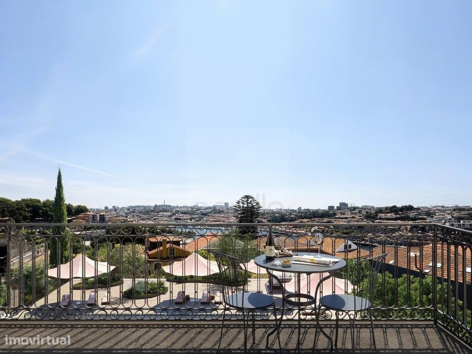 Apartamento T3 na Baixa do Porto com varanda e garagem