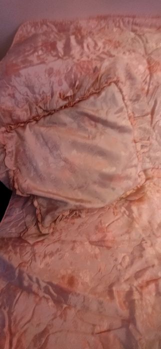 Атласне покривало на диван