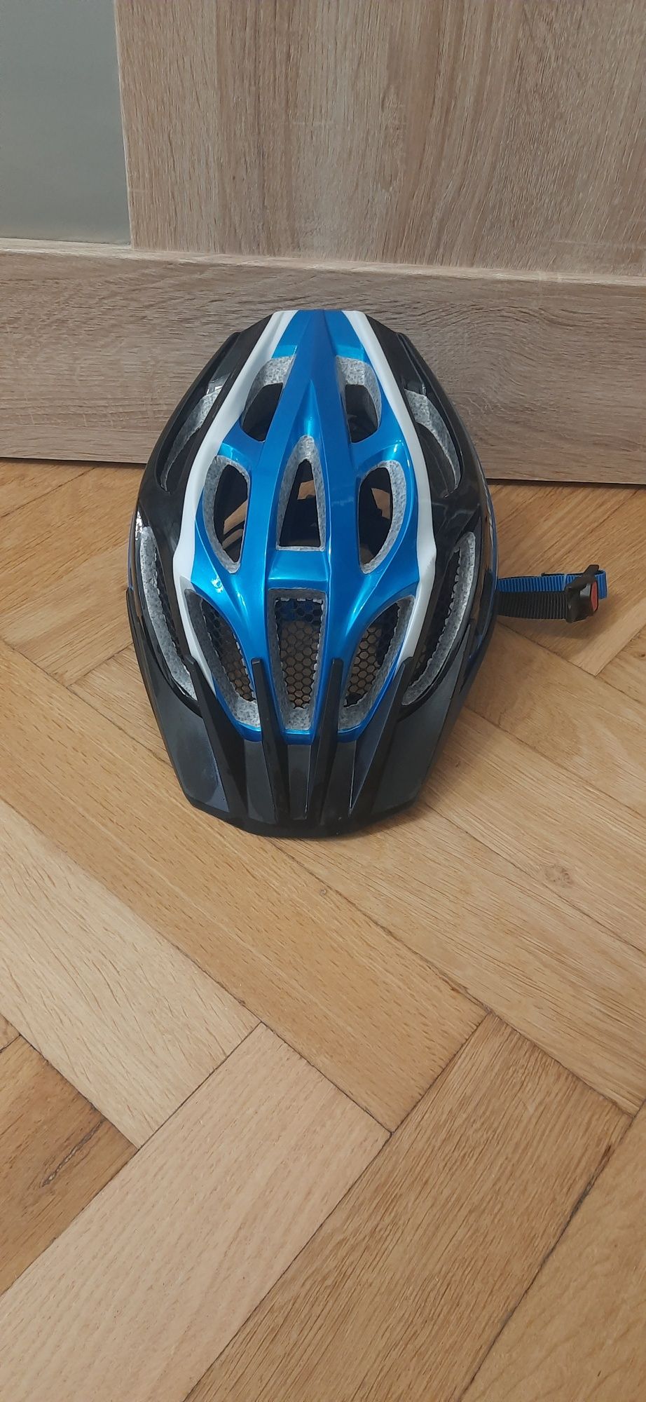 Kask rowerowy z daszkiem