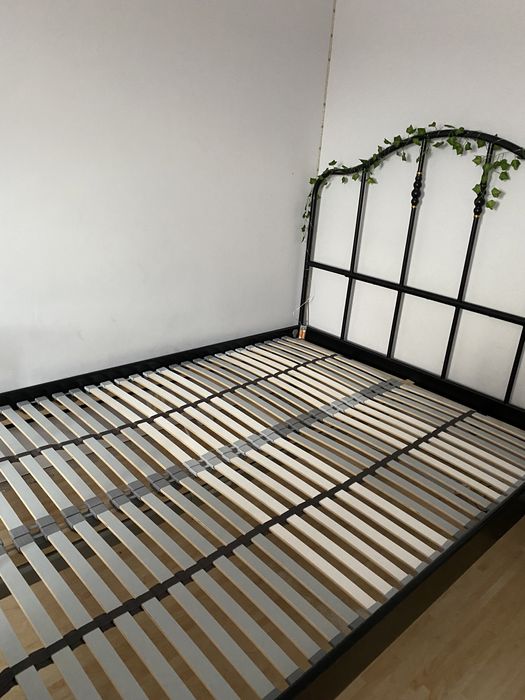 Czarne metalowe łóżko