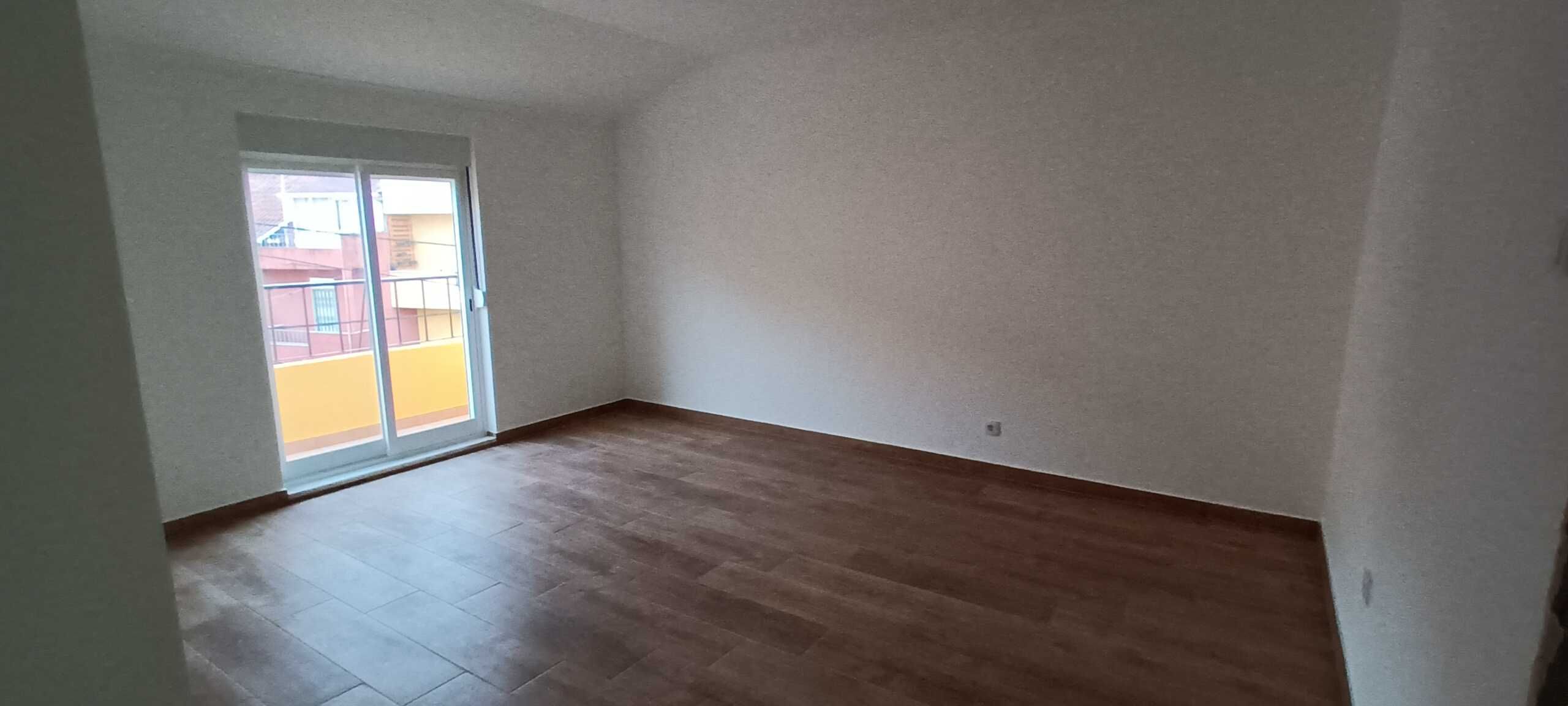 T3 Arrenda-se Apartamento -Totalmente Remodelado
