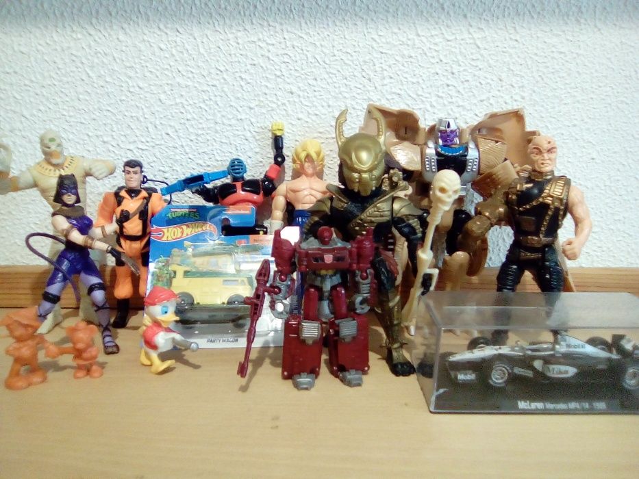 Conjunto de figuras/brinquedos (Ler Descrição)